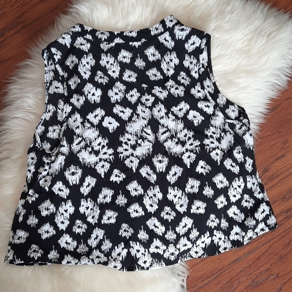 LOVE Black & White Vneck  Crop Top - Picture 3 of 4